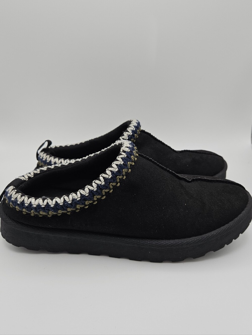 Beach by Matisse black Zen embroidered slippers size 8M